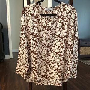 Carly Jean Los Angeles Brown and Cream Floral Blouse Relaxed Style